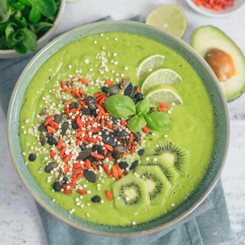 grüner smoothie im mixer