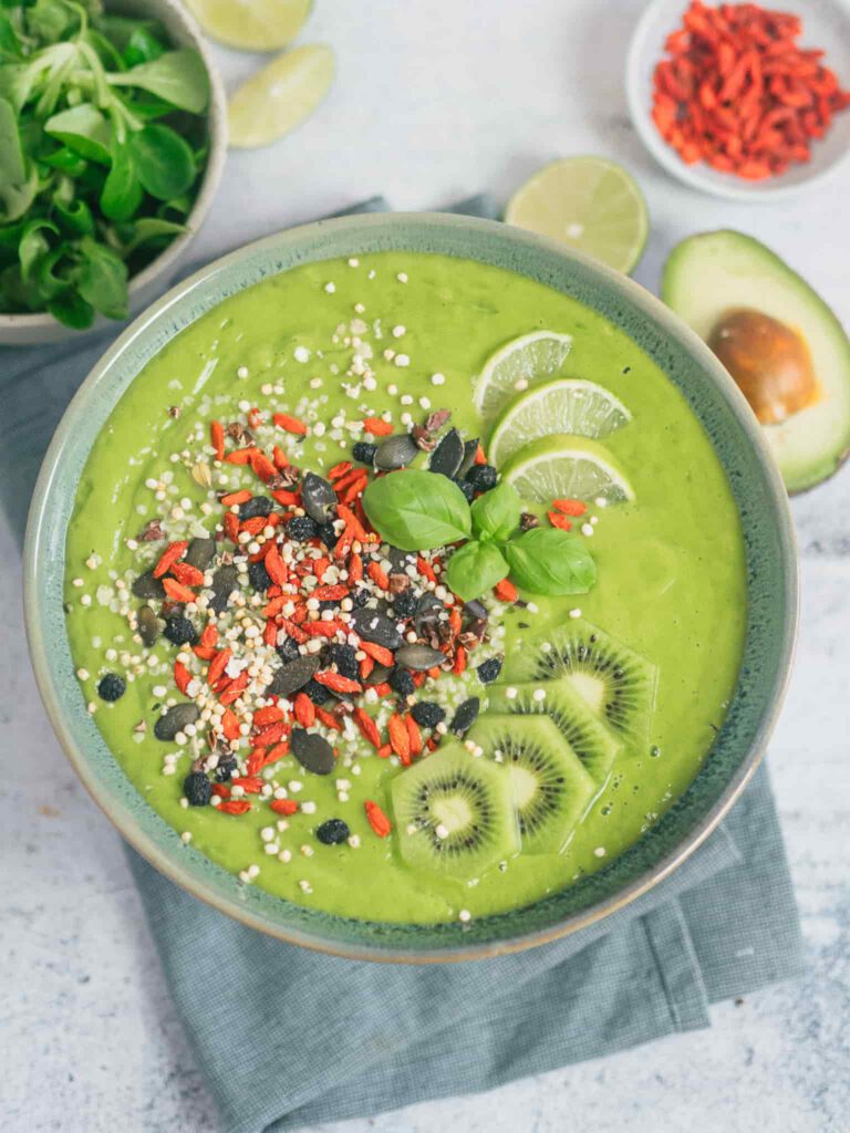 grüner smoothie im mixer