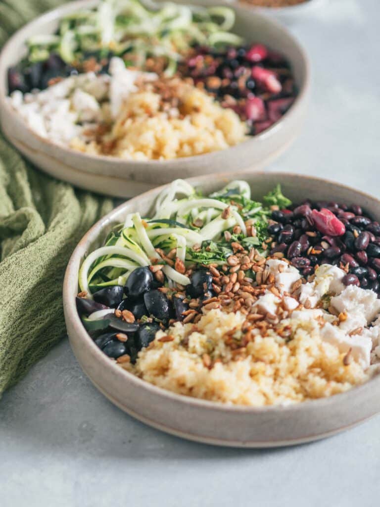 Vegane Salatbowl mit Zucchini
