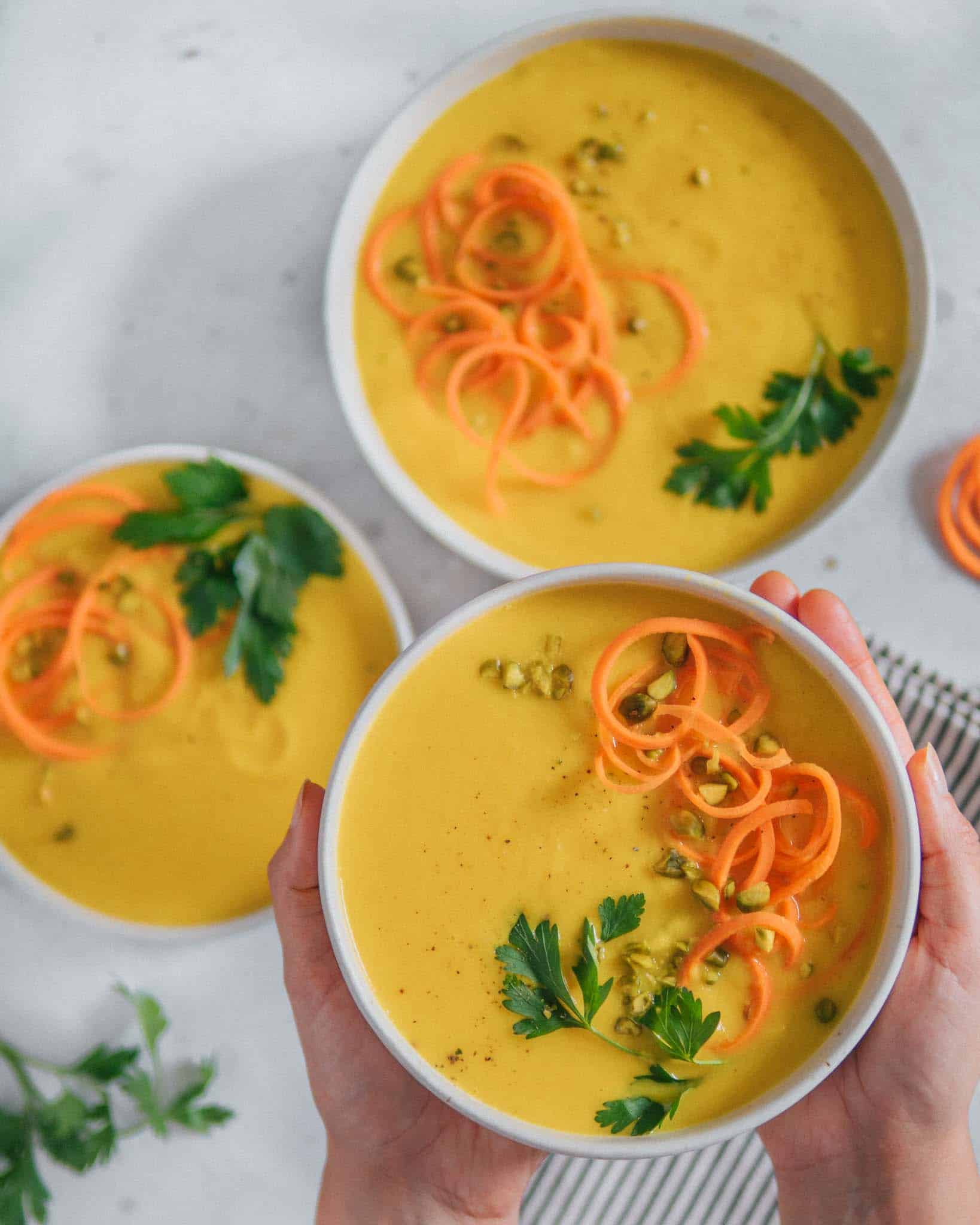 Gelbe Bete Suppe mit Zitronengras Plantpower Nutrition Vegane