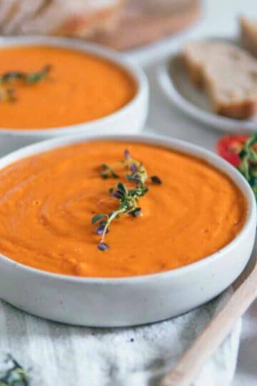 EInfache geröstete Tomatensuppe proteinreich