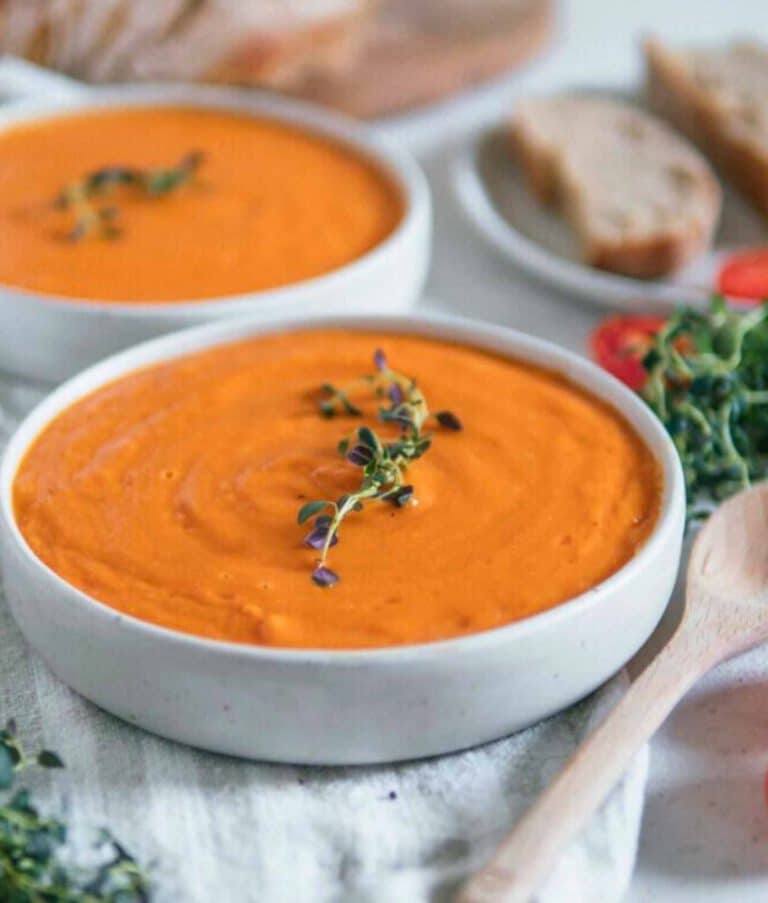 EInfache geröstete Tomatensuppe proteinreich