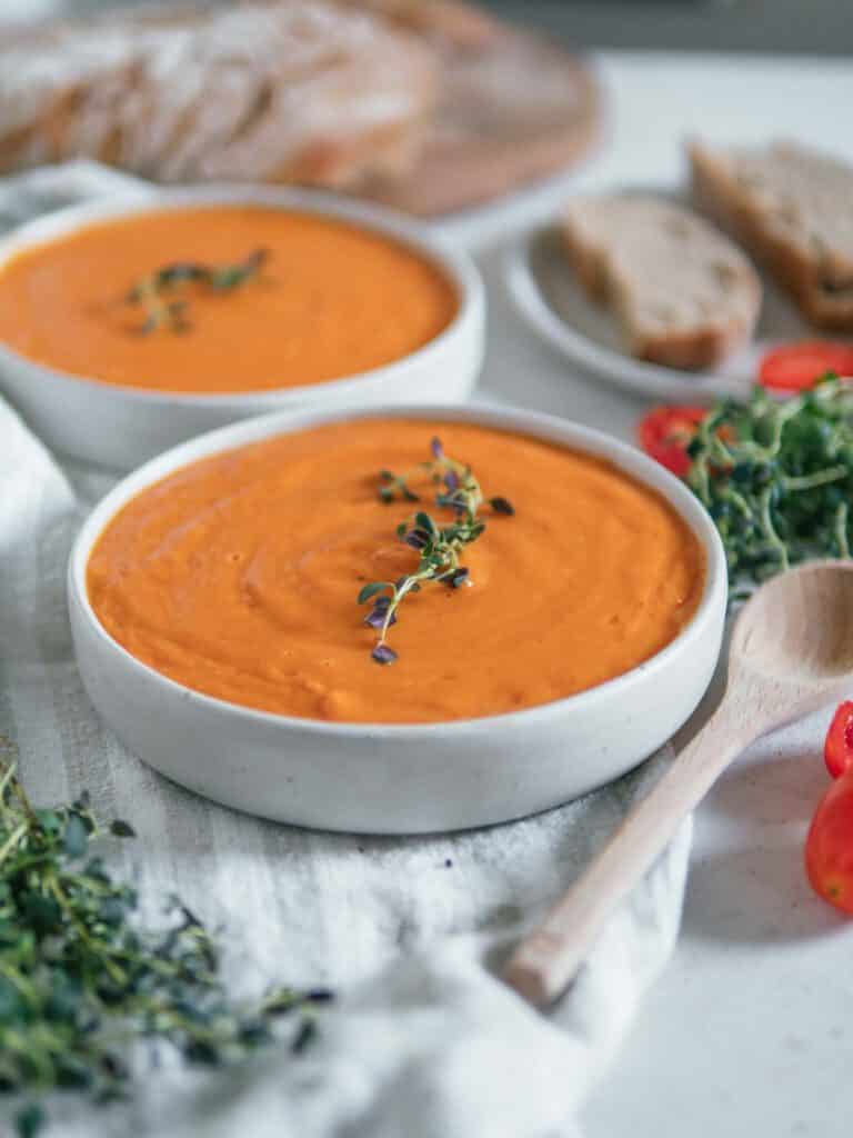 Vegane Tomatensuppe mit weißen Bohnen