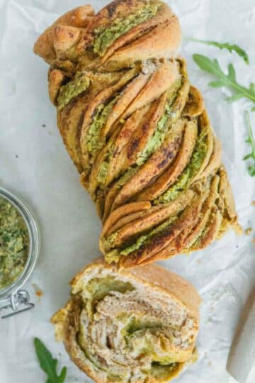 Veganer Hefezopf mit Pesto