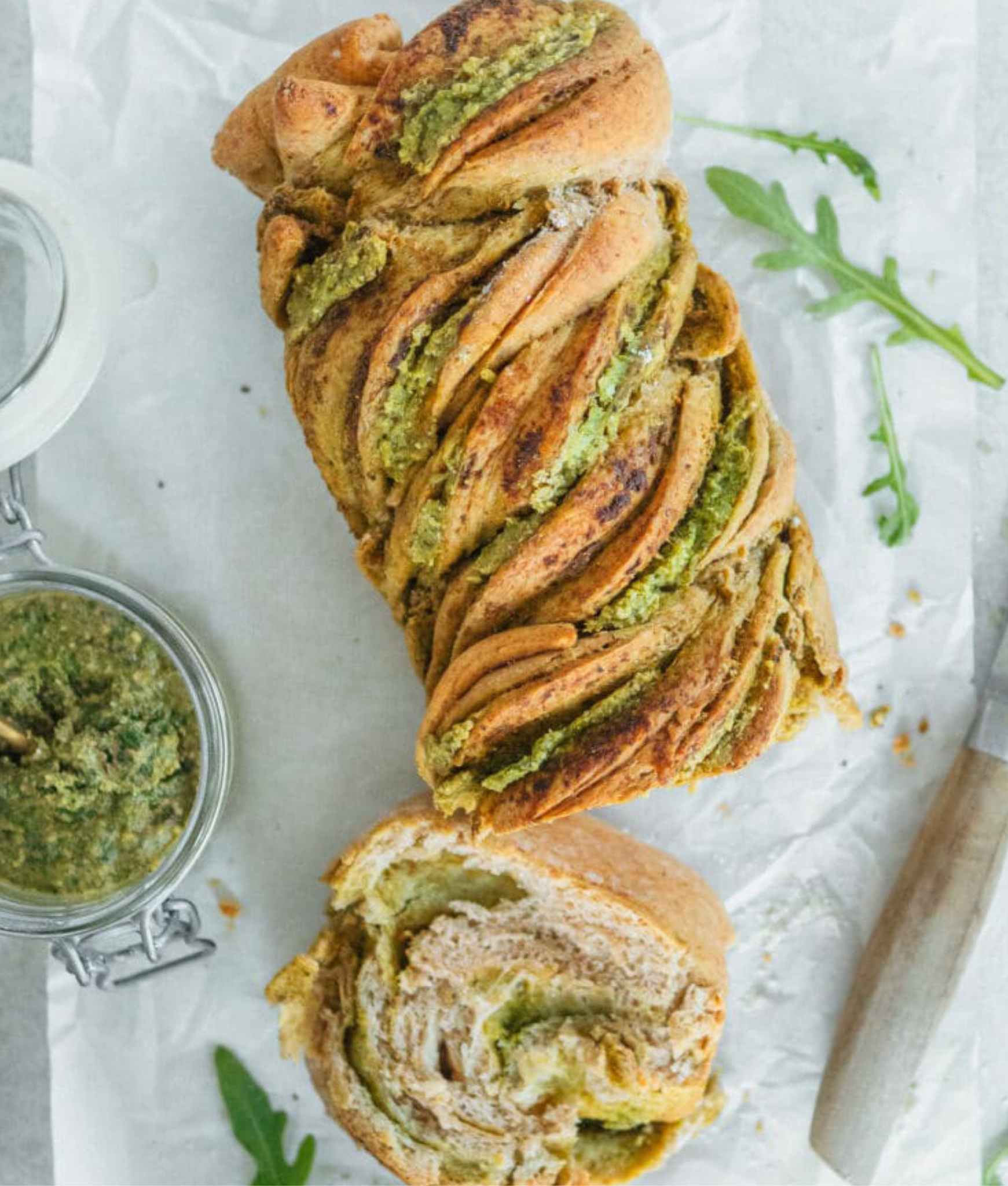 Veganer Hefezopf mit Pesto