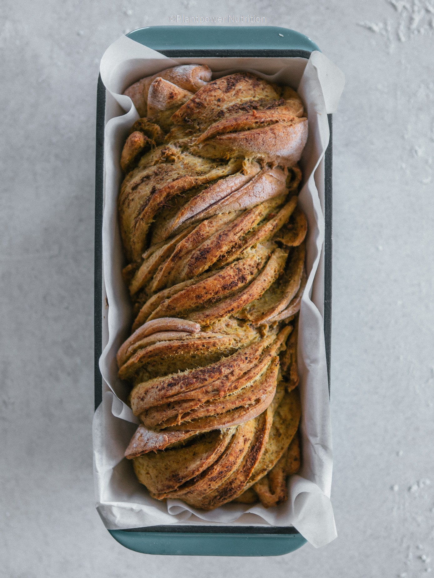 Veganes Dinkel Babka mit grünem Pesto