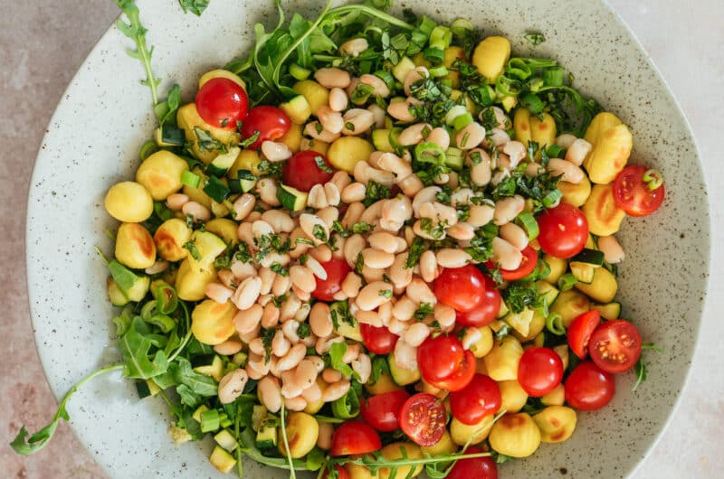 Veganer Gnocchi Salat mit Tomaten Dressing [einfach & proteinreich]