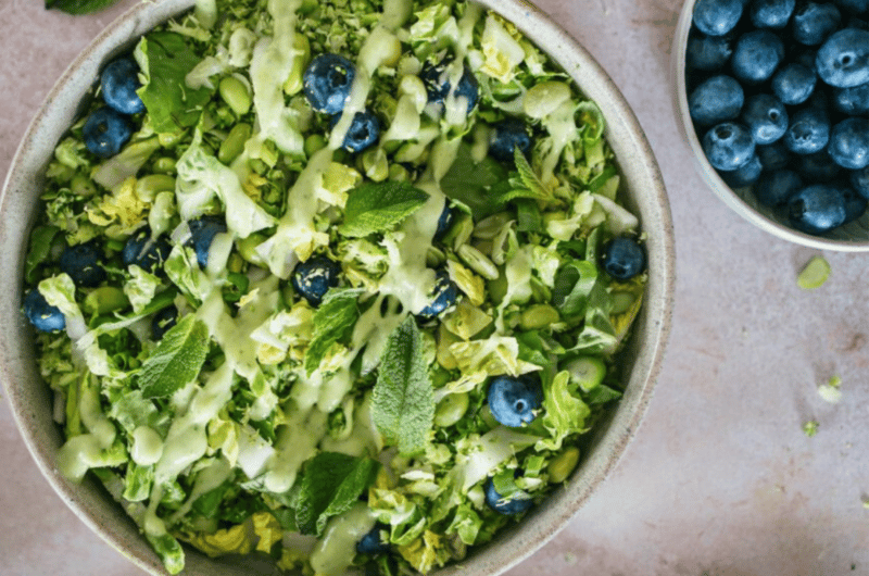 Brokkoli Salat mit Blaubeeren & Minze