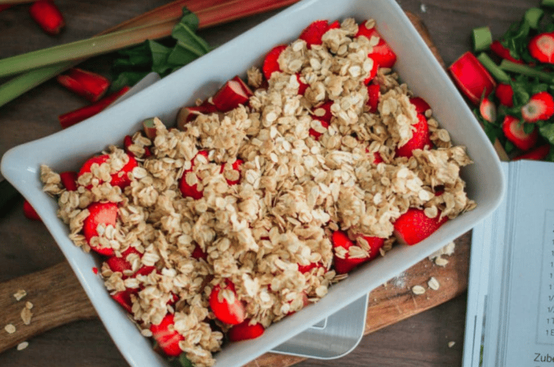 Erdbeer-Rhabarber Crumble mit Kokos-Chiapudding