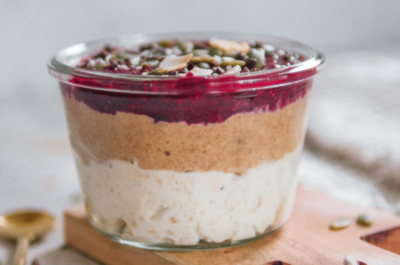 Tripple Overnight Oats mit Erdnuss-Karamell und Chia Jam