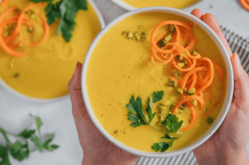 Gelbe Bete Suppe mit Zitronengras