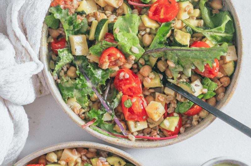 Mediterrane Salatbowl [vegan & proteinreich]