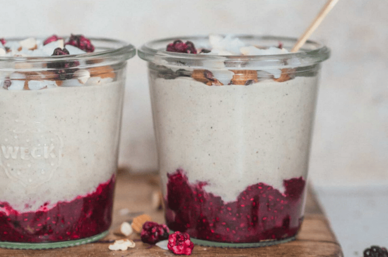 Cremige Erdnuss-Hafercreme mit Chia Berry Jam