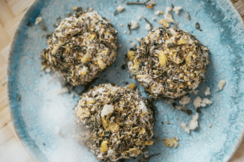 Veganer Mandelkäse im Kräutermantel