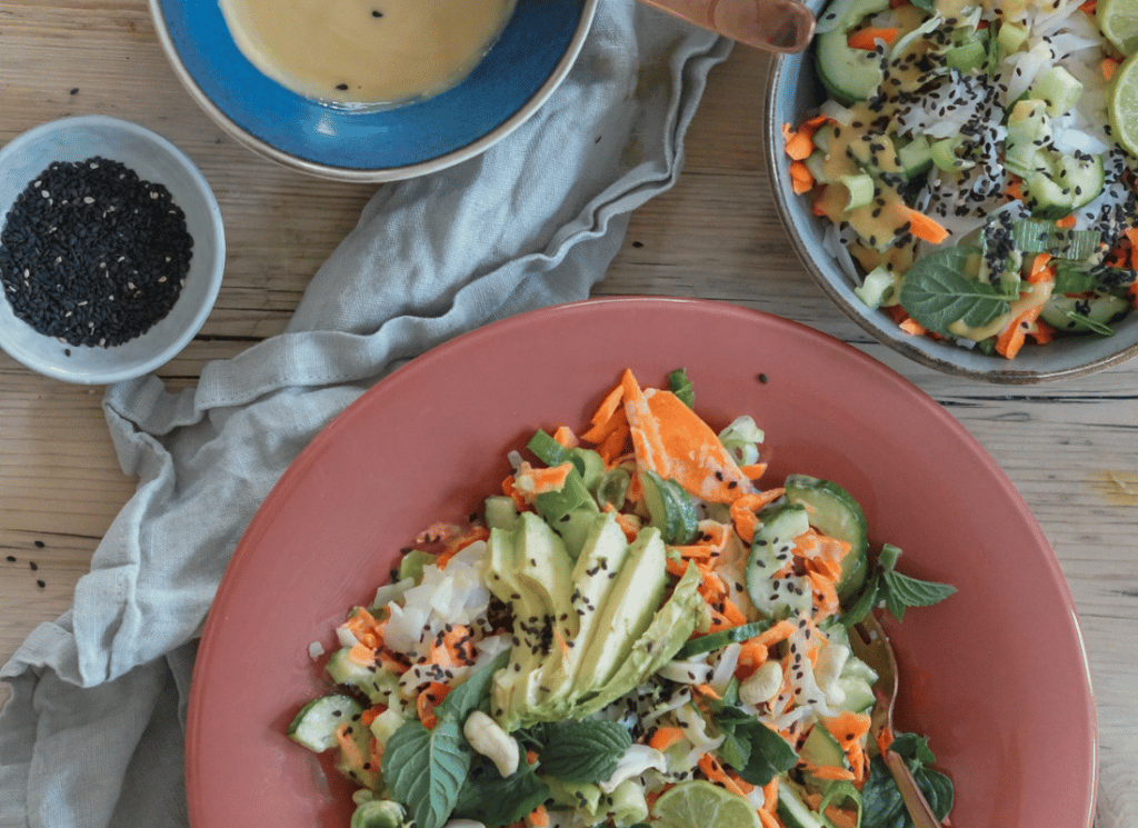 Reisnudel Bowl mit Erdnuss-Limetten Sauce