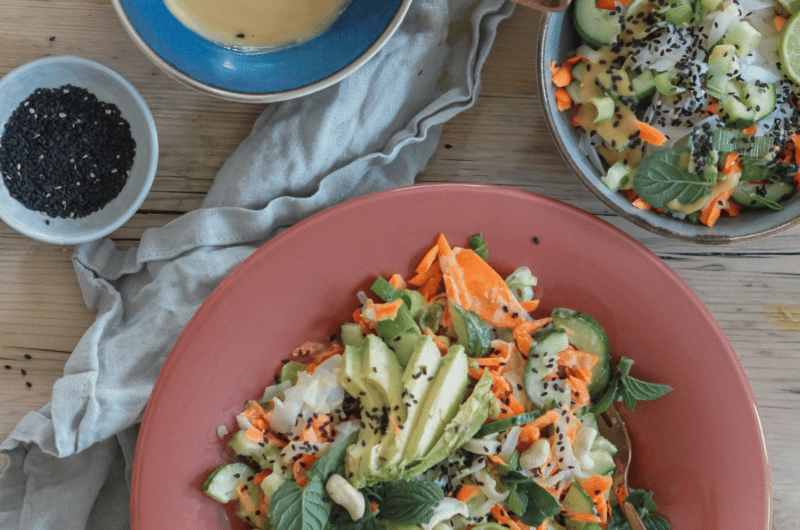 Vegane Reisnudel Bowl mit Erdnuss Sauce