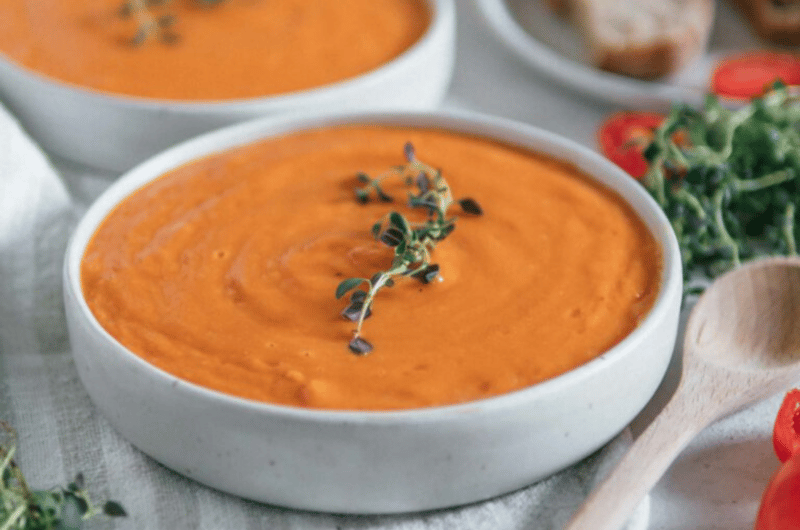 Vegane Tomatensuppe mit weißen Bohnen