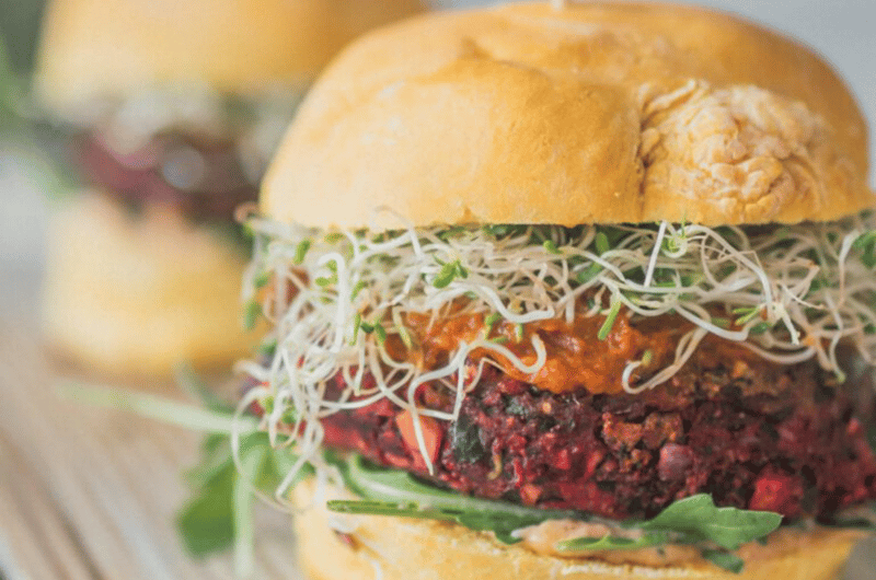 Vegane Black Bean Burger mit bunten Burgerbrötchen