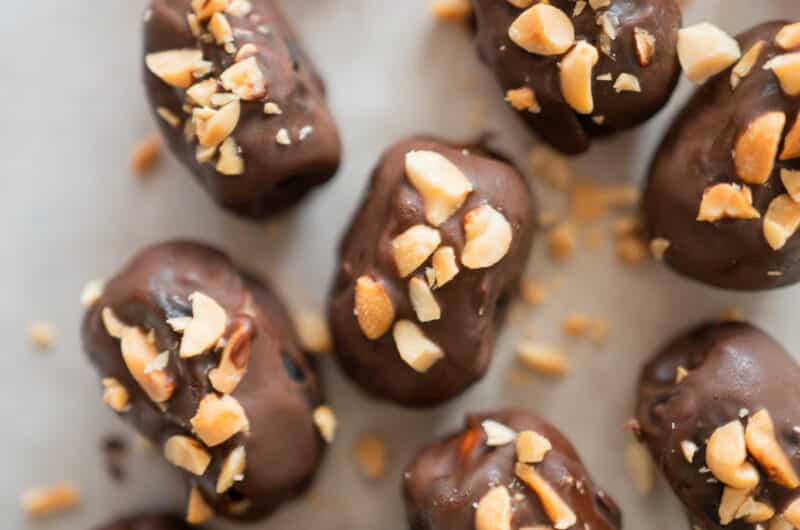 Vegane, gefüllte Snickers Datteln